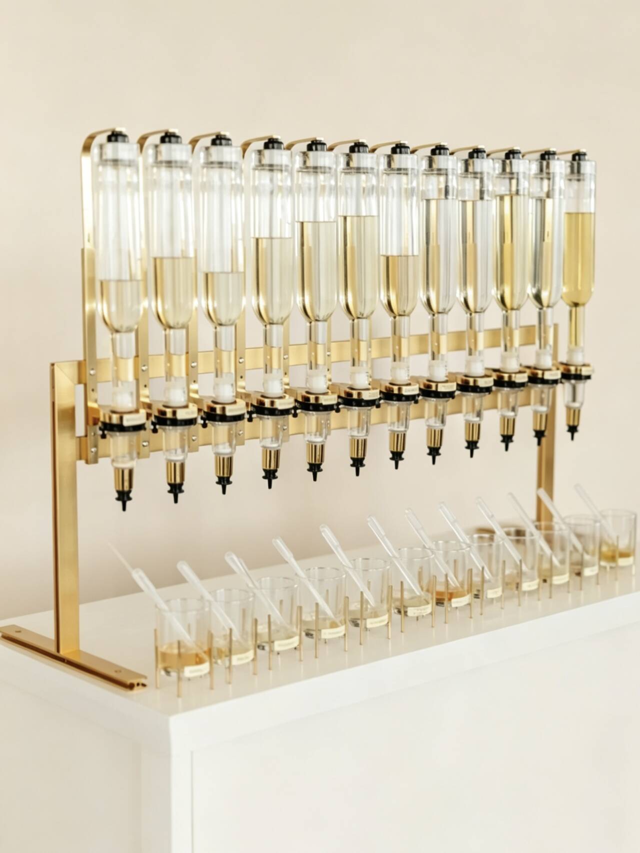 حامل عرض ذهبي لـ 12 قطعة من مو - مراجعة Shop Home Fragrance وسعره